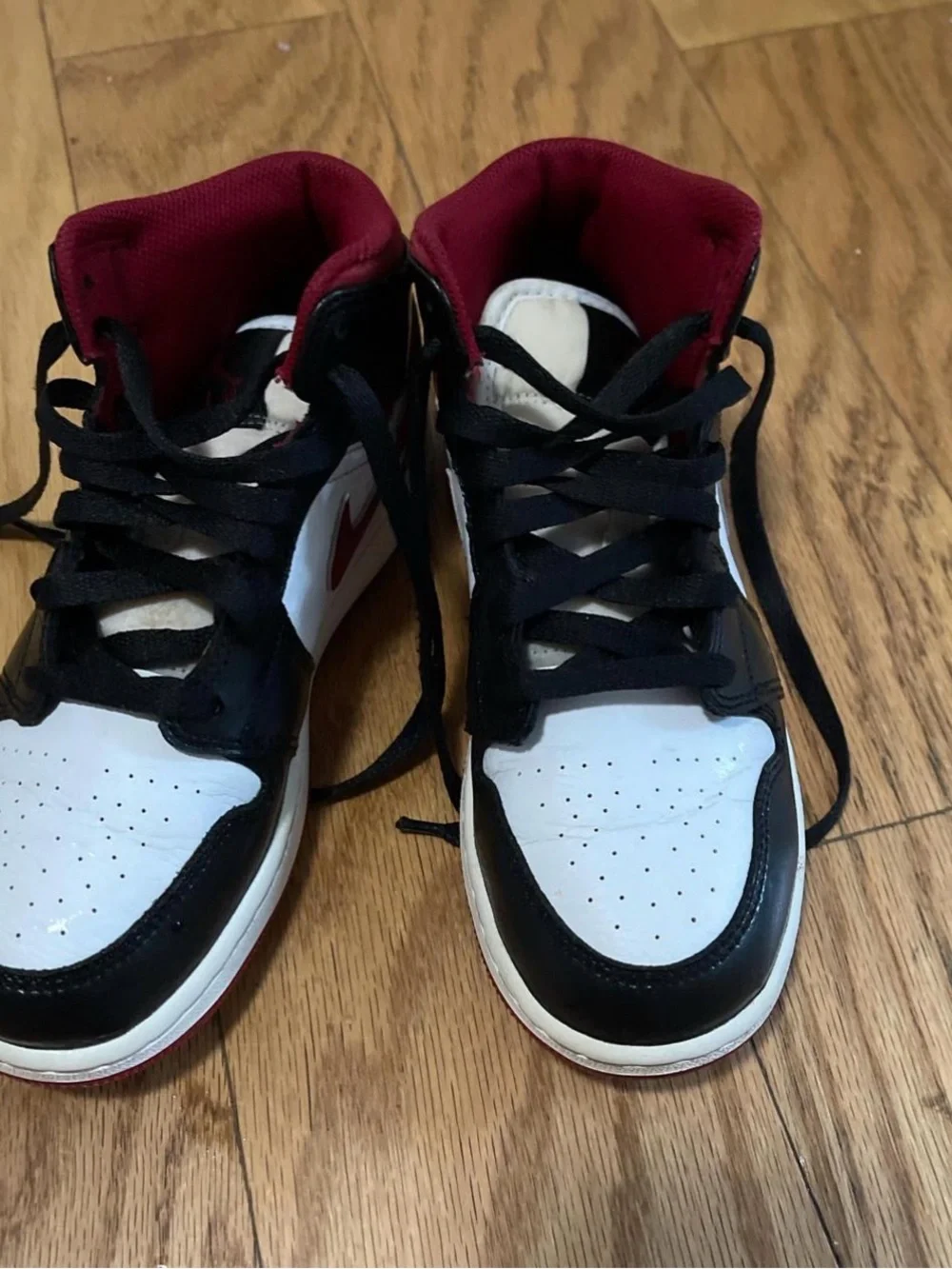 Nike Kids Low-Top Sneakers in White, Black and Red